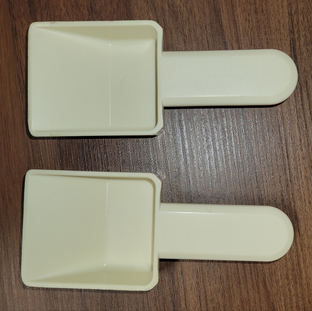 2 Vintage Tupperware Almond 1/4 Cup Scoop, Flour or Sugar Scoop, #5284-1